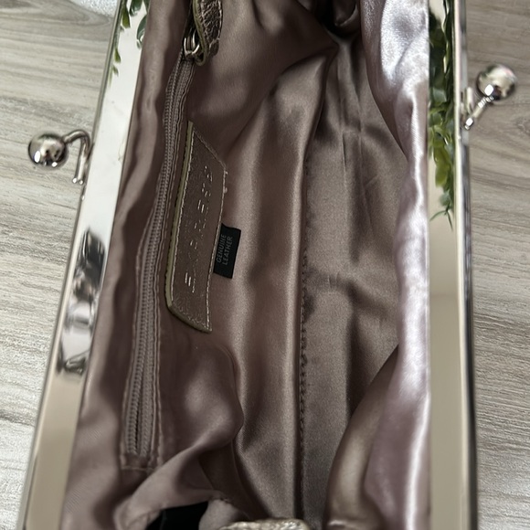 Express Kisslock clutch EUC - Picture 8 of 9